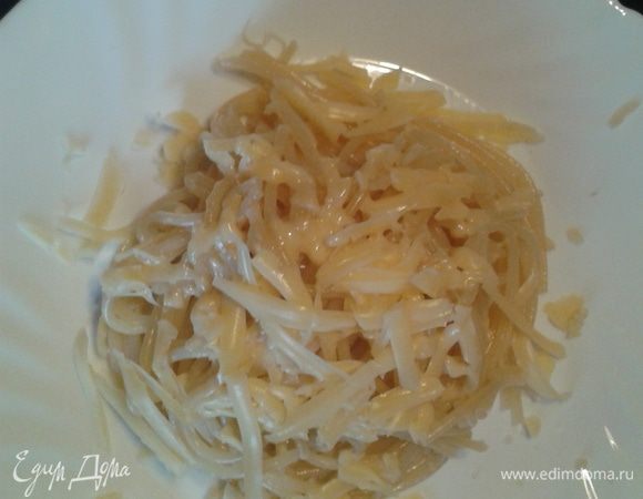 На тарелку выкладываете горячие спагетти, затем сыр через терку. 