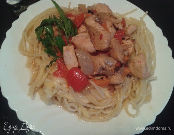 Затем опять спагетти и сверху куриное филе, полейте соусом, который получился при приготовлении филе, украсьте зеленью.