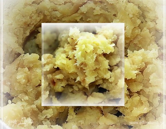 Картошки сварим. И сделаем пюре. Не тонкое, а, чтобы кусочкам было. Лучок в картошку и перемесим. Добротно.
На любителя можно травок всяких добавить и всяких приправ. Мы не стали. Есть желание пироги сделать «по-крестьянски». Без излишеств. И так масло вон взяли - заморское.
