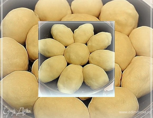 Сковороду смазать маслицем. Тоже, конечно, растительным. Пост же, напомню.
И вот так на неё выложим пирожки. На расстойку. И пусть постоят.  Нарастайкой этой самой занимаются.
