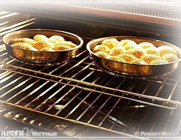 Говорят, что пироги варят! Врут! Их пекут!
А значит -  в духовку. Градусов до ста восьмидесяти разогретую. Больше не надо. Минут около сорока выпекание займет.
