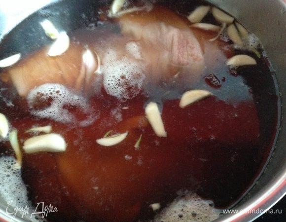 Положить в большую кастрюлю, залить пивом (50 мл пива оставить для соуса). Пиво должно полностью покрывать рульку. Поставить варить, после того как рулька закипит уменьшить огонь и варить три часа.