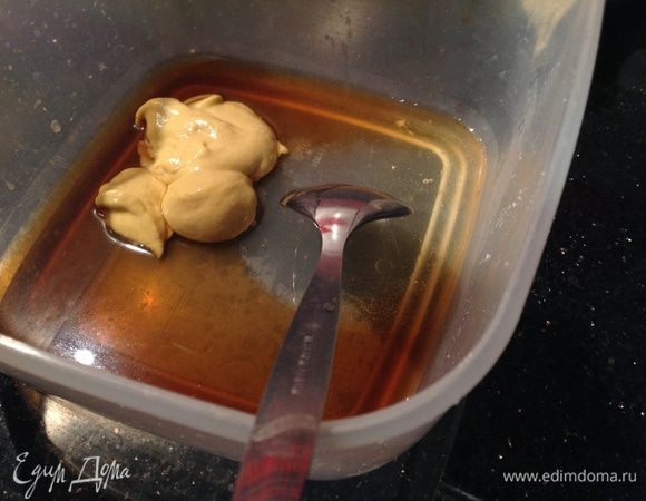 Сделать соус: смешать пиво, мед и горчицу.