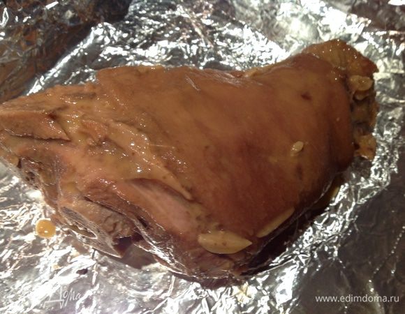 Сваренную рульку выложить на противень, обильно смазать со всех сторон соусом и готовить в духовке при 200 градусах 25 минут.