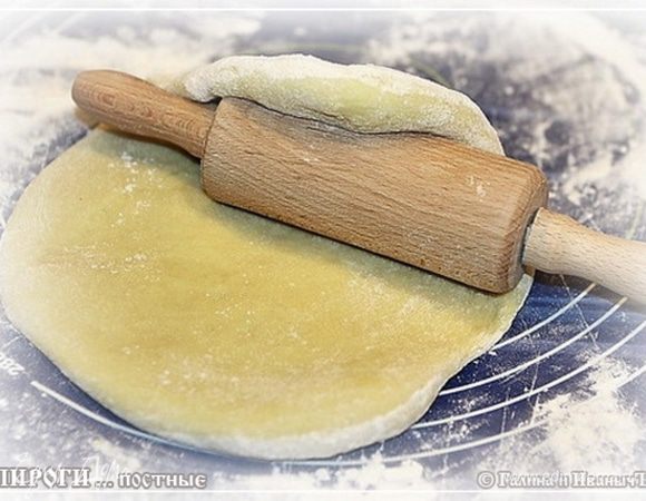 А пока «процесс идет», займемся второй частью. Сделаем сладкие … плюшки – не плюшки, корзинки – не корзинки, но в общем такие сладкие запечюшки.
Раскатаем оставшееся тесто в блин.
