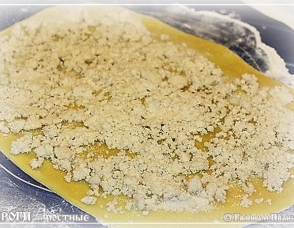 Сахарком присыпл
А потом … потом достанем те самые отжимки, которые от производства миндального  молока остались … и по блину нашему рассыплем.
