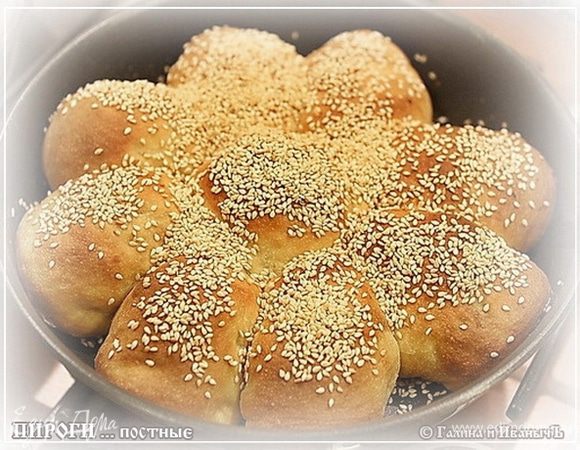 Ну вот. А пока запечюшки готовили для духовки, и первая партия пирогов подошла. Я, с вашего разрешения, ничего комментировать не стану. Просто покажу!