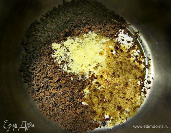 Сахарную пудру соединить с сахаром и мукой, добавить тёртый на мелкой тёрке шоколад, перемешать.