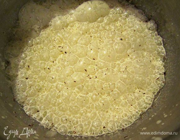 Постоянно помешивая, влить сливки, хорошо взбить.