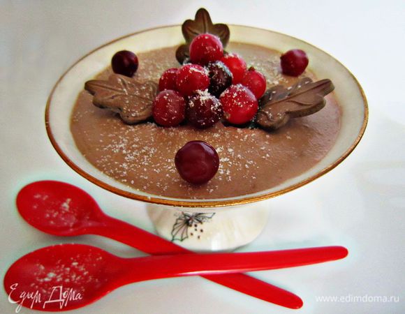 Поставить смесь на слабый огонь и проварить до загустения. Снять с огня, немного остудить. Разложить в креманки, остудить до комнатной температуры, после убрать в холодильник до полного охлаждения. При подаче можно оформить шоколадом, свежими ягодами или ломтиками фруктов.