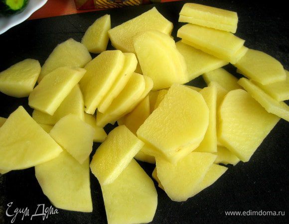 Начнём с картофеля. Нарежем на ломтики тонкие.