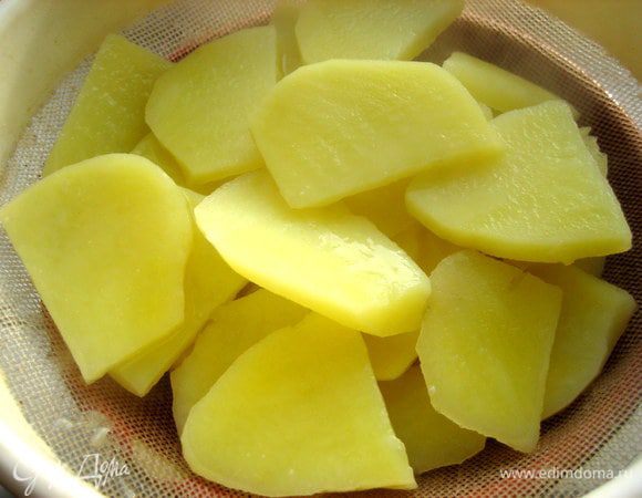 Бросим их в кипяток и проварим минут 3-5. Даём стечь на сите.