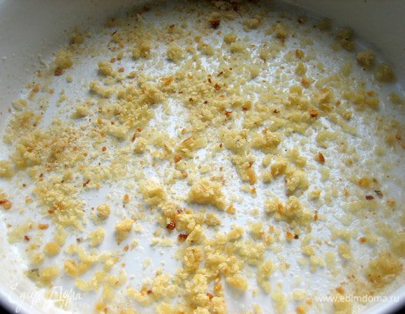 Форму смазать растительным маслом и присыпать хлебной крошкой.