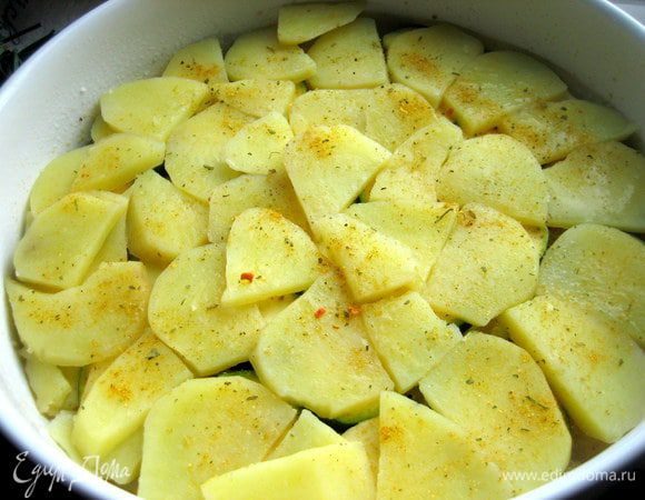 Слой приваренного картофеля, снова приправа.