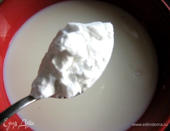 В молоке разводим ложку крахмала.