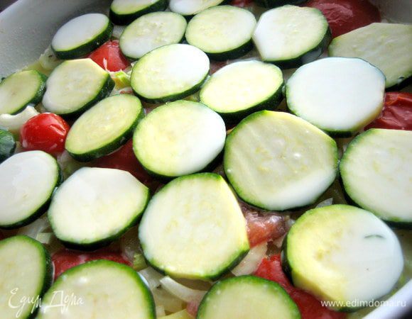 Заливаем равномерно молоком овощи.