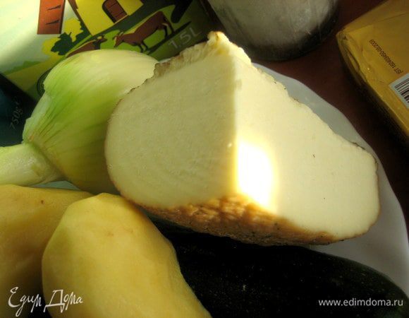 Для верхней засыпки подойдёт любой сыр,но у меня остался кусочек от копчёного,очень ароматного кружочка сыра.