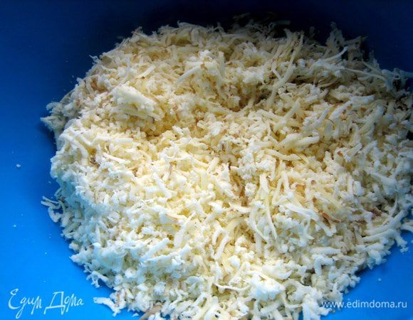 Натереть сыр на мелкой тёрке.