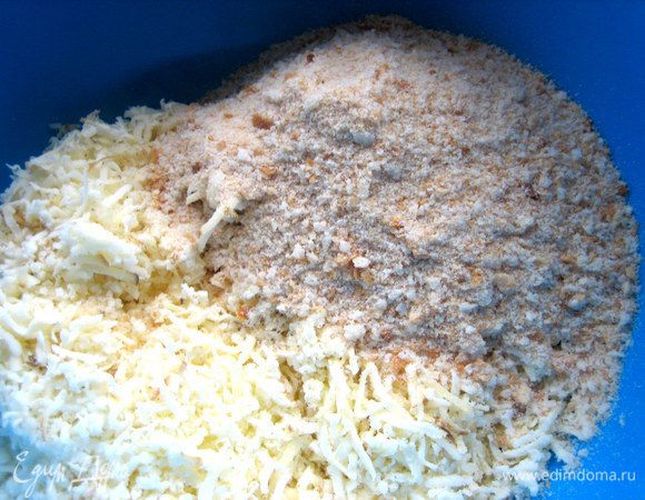 Добавим большие горсти хлебной крошки, но можно взять муку.