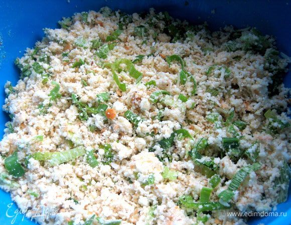 Втираем руками тщательно все комочки масла в сухари.