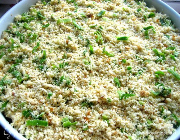 Вот такая полянка получилась! Отправляем выпекаться при 180* до расплавления сыра и пока не позолотится крошка.