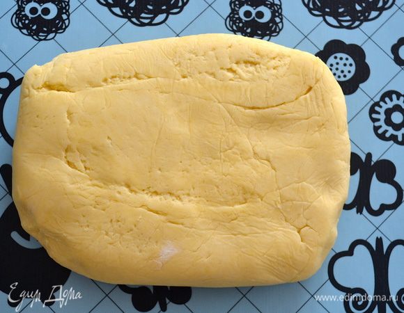 Масло комнатной температуры взбить с сахарной пудрой до кремового состояния. Добавить яйцо и семена ванили (или ванильный экстракт). Все перемешайте. Просейте муку и замесите мягкое эластичное тесто. Скатать его в шар, слегка прижать рукой, завернуть в пищевую пленку и убрать в холодильник на 1 час.