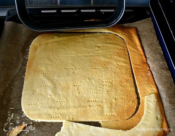 Духовку разогреть до 180°C. Через 30 минут достать корж из холодильника и поставить выпекаться на 15 минут. Дать остыть. И подровнять получившийся песочный корж по размеру рамки-формы (у меня 30Х30), в которой вы будете затем выпекать сырник. Я подравнивала еще не окончательно остывший корж, он идеально вырезался. Отставить пока в сторону.