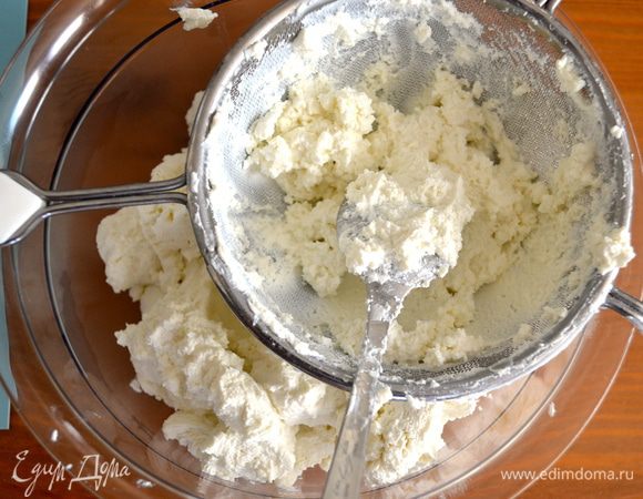 Теперь приступим к приготовлению творожной начинки. Творог необходимо 2–3 раза протереть через сито. Должна получиться очень мягкая и гладкая масса. Для меня этот процесс стал самым утомительным во всем процессе приготовления этого десерта. Но результат того заслуживает!