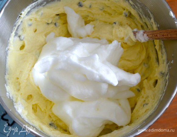 Затем постепенно в три приема ввести взбитые яичные белки. Аккуратно перемешать, чтобы масса не осела.