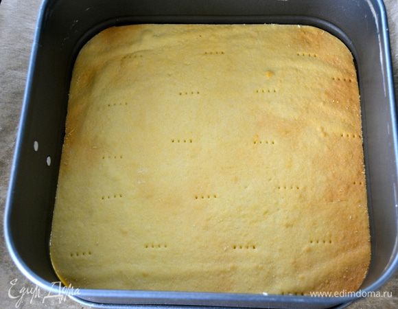 Песочный корж вложить в рамку-форму. Выложить творожную начинку поверх песочного теста и разровнять.