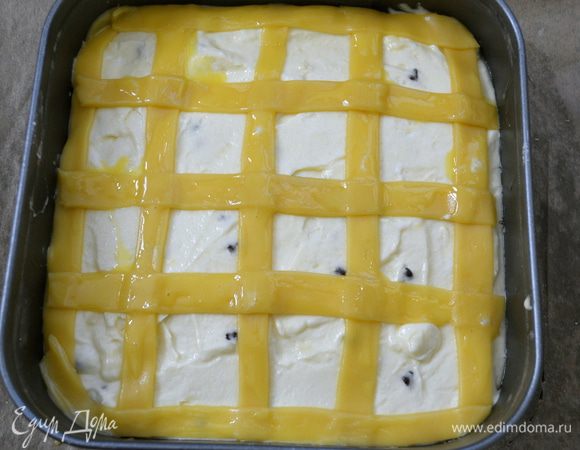 Смазать «решетку» взбитым желтком. Поставить противень в разогретую до 180°C духовку на 50–60 минут.