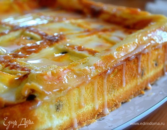 Достать сырник из духовки и дать полностью остыть. В идеале — поставить на ночь в холодильник. Как любой сырный торт-пирог (чизкейк), этот сырник подавать лучше всего охлажденным. Для глазури взбить венчиком сахарную пудру с лимонным соком. При помощи кисточки нанести на поверхность десерта и дать ей застыть.