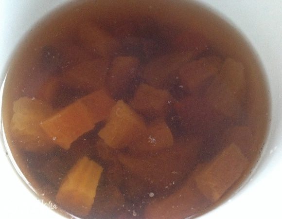 Курагу мелко порубить, добавить изюм и залить коньяком. Оставить на сутки.