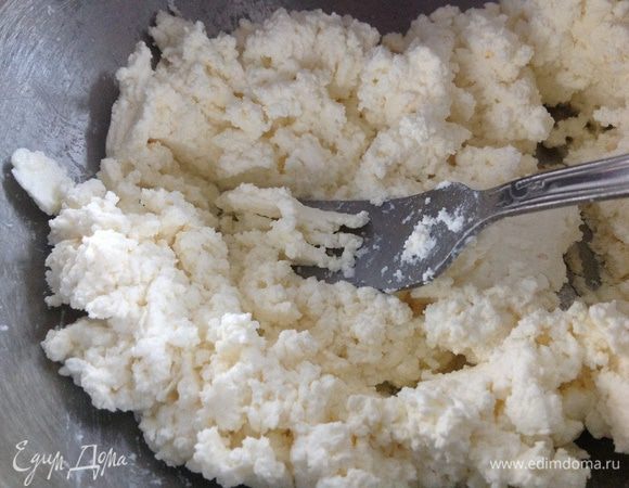 Творог (желательно выбирать более плотный) хорошо размять вилкой.