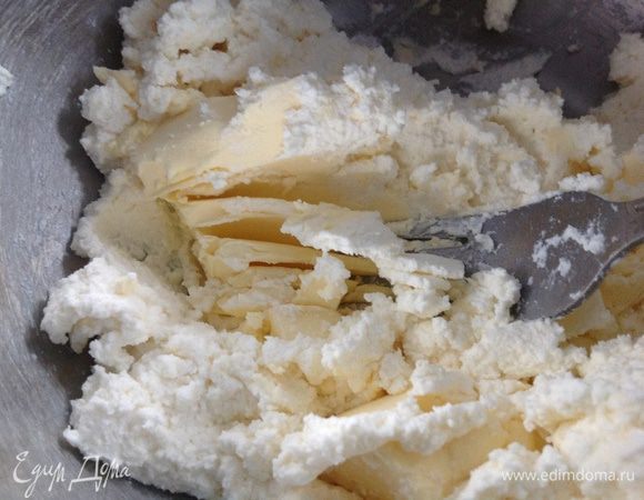 Добавить масло и растереть до однородной консистенции.