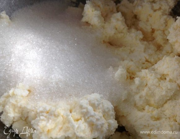 Затем сахар и так же все хорошо перемешать.