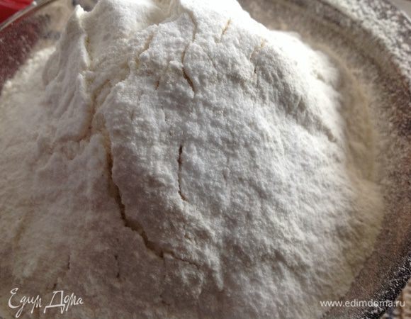 Просеять муку, добавить разрыхлитель, соду и щепотку соли.