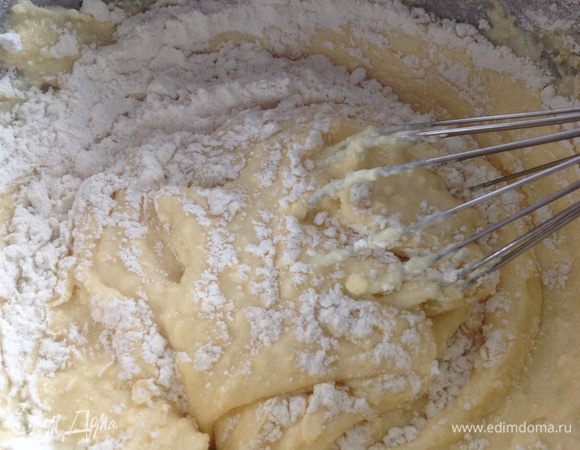 Постепенно подсыпая муку, замесить довольно густое тесто!