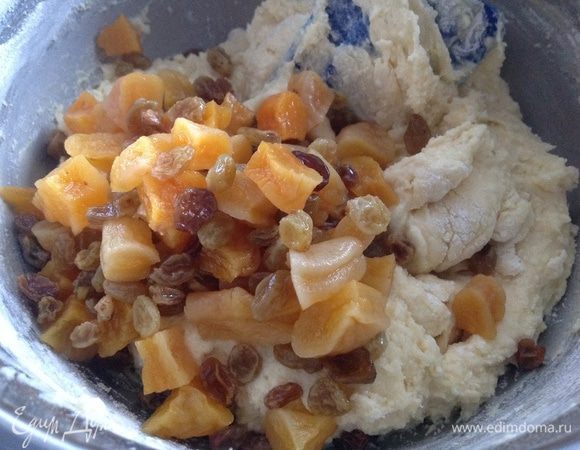 Добавить к тесту, замоченные в коньяке курагу и изюм (предварительно отжав их).