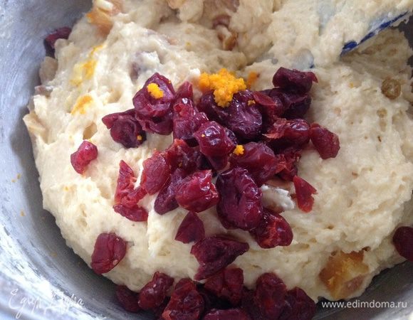 Затем клюкву и цедру апельсина. Очень хорошо все перемешать!