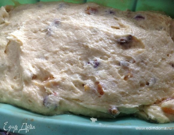 Форму для кекса смазать растительным маслом и выложить в нее полученную массу. Разровнять лопаткой. Поставить выпекаться в предварительно разогретую духовку до 180 градусов, на 45-60 минут. Готовность проверять деревянной лучиной!