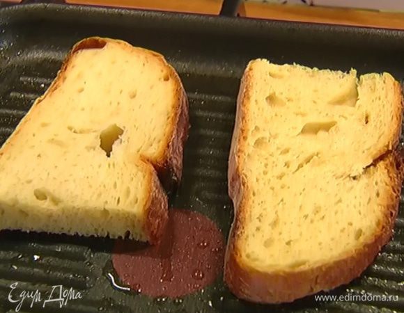 На сковороде, где жарился бекон, обжарить с двух сторон хлеб и переложить в другую посуду.