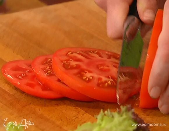 Помидор нарезать кружками.