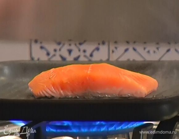 В ту же сковороду выложить семгу кожей вниз и обжарить с двух сторон до готовности.