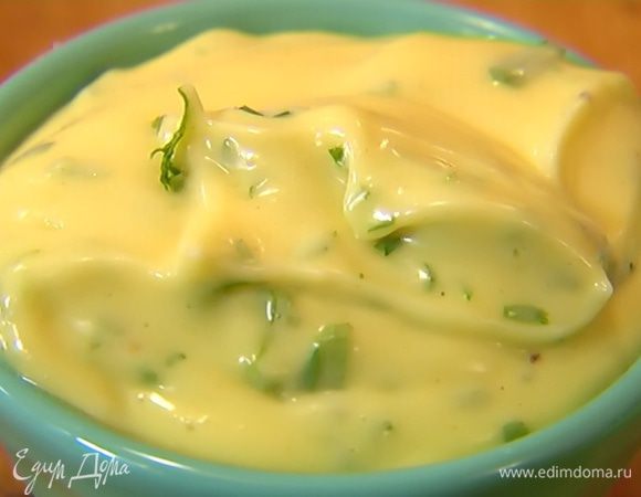 Приготовить майонез: соединить яйцо и горчицу, всыпать по щепотке соли и перца, влить лимонный сок, перемешать, затем, непрерывно взбивая миксером, тонкой струйкой вливать оливковое масло. Добавить уксус, еще немного посолить и перемешать ложкой. Всыпать нарубленный тархун и еще раз все перемешать.