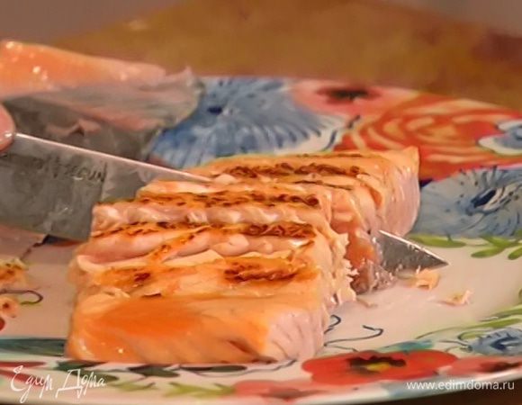 Готовую рыбу, сняв кожу, порезать небольшими полосками.