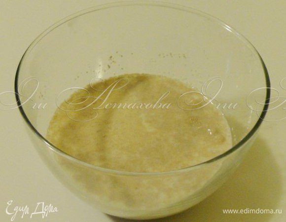 Смешиваю сахар, дрожжи и теплое молоко. Перемешиваю и оставляю в теплом месте минут на 15.