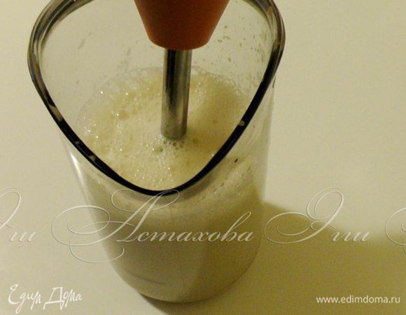 Взбиваю блендером яйца. 