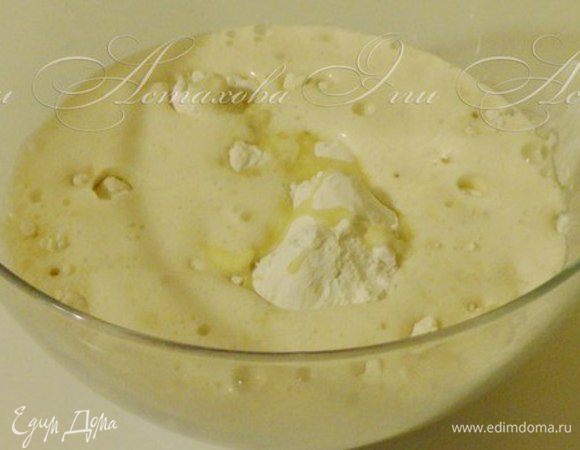 Соединяю жидкие и сухие ингредиенты. Добавляю растопленное масло и перемешиваю тесто.