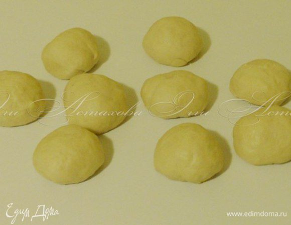 Делю тесто на несколько частей.